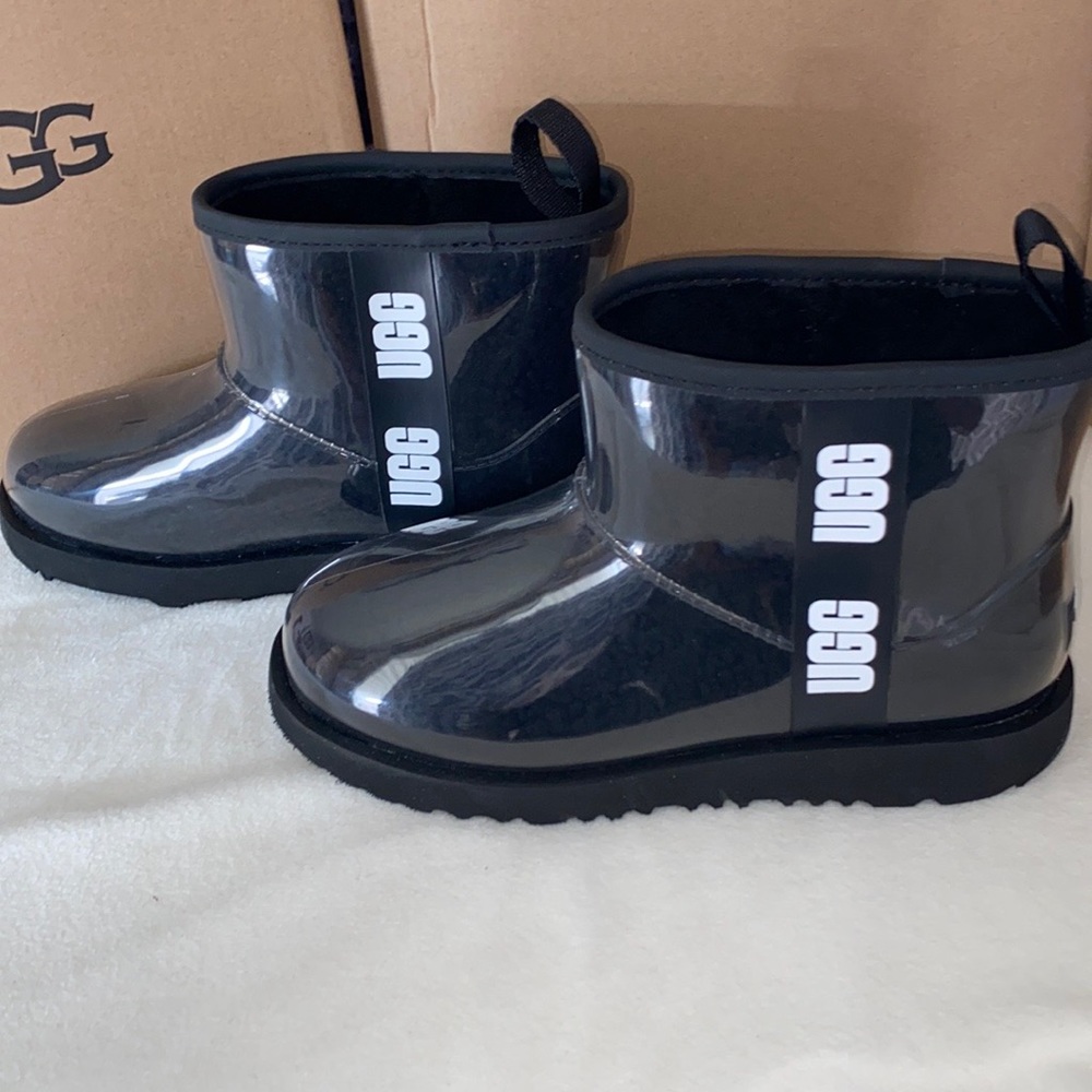 UGG Classic Clear Mini Boot ,worn a couple of times,still in very good shape.